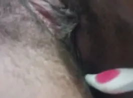 तंदुरुस्त भारतीय औरत ने अपनी गुदा में टूथब्रश घुसाया