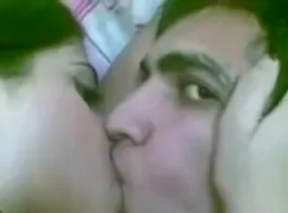 भारतीय जोड़े का नया सेल्फी वीडियो - गरम चुंबन