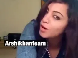 अर्शी खान अपने दोस्त के साथ कपड़े पहने हुए सेक्स करते हुए !! चौंकाने वाला वीडियो