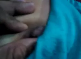 असली भाई ने दबाया उसके स्तनों को - नया हिंदी अश्लील वीडियो