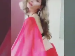 देसी सुंदर पत्नी का सेक्सी स्ट्रिप नृत्य