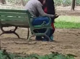 लोधी बाग में चुंबन करती हुई भारतीय टीनेजर का नया अश्लील वीडियो