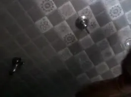 बाथरूम में सेल्फी वीडियो शूट करती भारतीय लड़की का नया अश्लील वीडियो