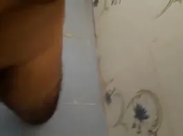 बाथरूम में बड़ा काला लंड