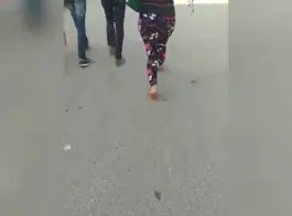 सड़क पर चलने वाली भारतीय लड़की की बड़ी गांड