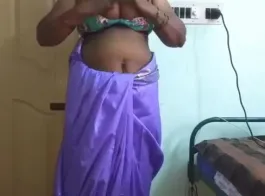 देसी भाभी का नया अश्लील वीडियो - साड़ी उठा कर दिखाती है अपनी चूत