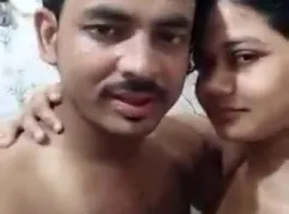 भारतीय दोस्त के साथ रोमांस करती देसी लड़की