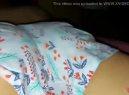 देसी स्टेप-कुजन्ज की चूत से खेलते हुए अश्लील वीडियो देखते हुए, देखें उनकी चूत कैसी है