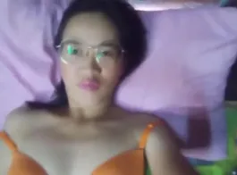 एक अकेली एशियाई लड़की घर पर अश्लील वीडियो बनाती हुई