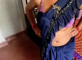 दोस्तों के साथ रहती भारतीय घरवाली की संतुष्टि - हिंदी और बिना टैग क्लाउड्स के अश्लील वीडियो