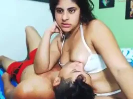 प्रेमी की दिलकश साथी के स्तनों का मजा लेते हुए वीडियो