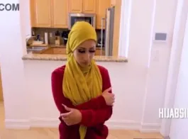 फिटनेस ट्रेनर ने अनोखी अरब महिला को चोदा