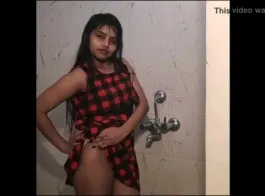 भारतीय किशोरी का बाथरूम वीडियो - नंगी गांड और भीगी चूत का दिखाव