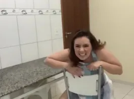 मजेदार रसीली बर्तन धोने का वीडियो