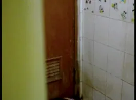 बाथरूम में बंद अश्लील वीडियो - गुप्त कैमरा से फिल्माया गया।