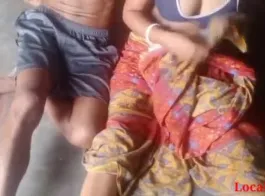 खिलौने की तरह खेलने वाली बंगाली बौदी की बड़ी काली लंबी लौड़े के साथ आउटडोर मस्ती (लोकल सेक्स 31 द्वारा आधिकारिक वीडियो)