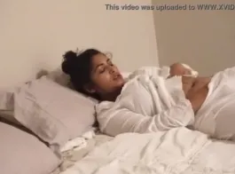 देसी भाभी के अभिव्यक्ति करते हुए बेड में माया - नया अश्लील वीडियो