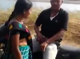 सड़क के किनारे दोस्त के सामने द्रिंडल देसी चूत का त्वरित संभोग