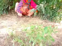 देसी गांव में बहार पकड़ी गई भारतीय आंटी