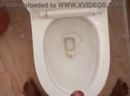 बाथरूम में पेशाब करते हुए राजेश का नया अश्लील वीडियो