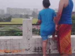 बारिश के बाद नहाने के बाद सेक्सी भाभी का अश्लील वीडियो