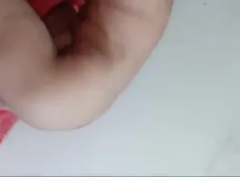 घर का वीडियो: देसी पाकिस्तानी पत्नी अपने बॉयफ्रेंड को अपने सुंदर स्तनों के साथ गोल-मजबूत निप्पल के साथ अपने नंगे शरीर का दर्शन कराती हुई।