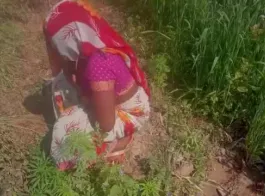 युवा लड़के के साथ बाहर आउटडोर में भारतीय देसी आंटी का सेक्स मजा