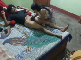 भारतीय स्टेपमॉम का दोस्त का लंड आनंद लेती हुई