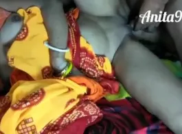 देसी भारतीय घर में सेक्स करते हुए