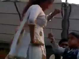 Punjabi से भरपूर नई अश्लील नृत्य वीडियो