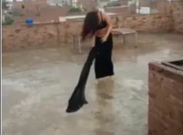 भारतीय कमबख्त लड़की का हॉट नाच आउटडोर में