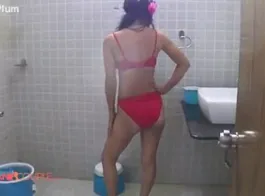 भारतीय बाथरूम में फिल्माई गई मास्कवाली भाभी का अश्लील वीडियो