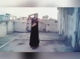 बेशर्म नृत्य करती भारतीय लड़की