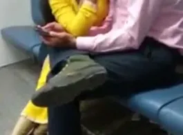 मेट्रो में देसी गर्लफ्रेंड किसिंग