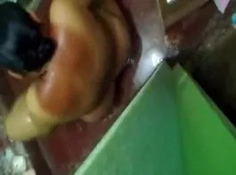 देसी आंटी की नहाती हुई चुदासी गांड का वीडियो