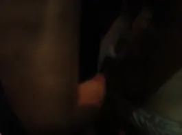 पति के सामने पानी पिलाते समय पत्नी के साथ साझा करते हुए देखते रहने वाले के रूप में शादीशुदा का अश्लील वीडियो