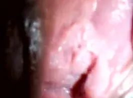 भारतीय पत्नी अपने बॉयफ्रेंड के सामने अपनी योनि को रगड़ती हुई