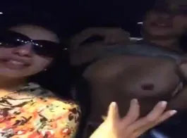कार में ग्रुप मज़ा - लड़कियां भाग्यशाली आदमी को स्तन दिखा रही हैं।