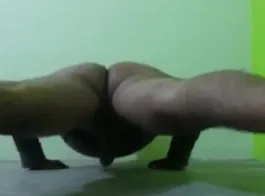 देसी लड़का नंगा व्यायाम करता हुआ।