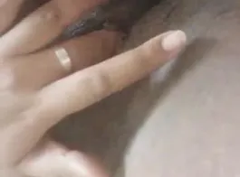 पुणे की देसी टीन अपने बॉयफ्रेंड के लिए उंगलियां घुसा रही हैं