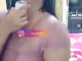 देसी लड़की की गोद में दूध डालने का वीडियो