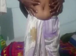 भारतीय साड़ी वाली आंटी का सेक्सी बेली बटन