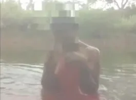 देसी गांव की आंटी ने दिखाया खुला नंगा शरीर और नहाते समय कैमरे में कैद हुआ वीडियो