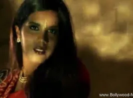 खुलेआम तंग निकालती इंडियन लेडी का सीक्रेट वीडियो