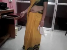 बेशर्म तमिल शादीशुदा आंटी, साड़ी में नाभि दिखाती हुई ऑडियो के साथ
