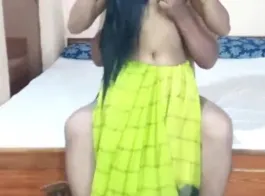देसी साड़ी में सेक्स करती हुई जवान लड़की