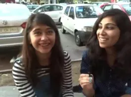 दिल्ली में महिलाएं खुलकर यौन उत्तेजना के बारे में बात करती हुई