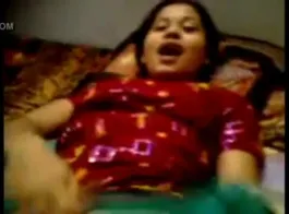 देसी जोड़ी का अश्लील वीडियो - लुक्खे परिवारों के बीच जबरदस्त चुदाई