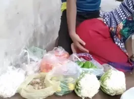 देसी लड़की का खुला सबक - सब्जी विक्रेता को डांटा वीडियो