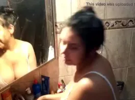 पैंटी धोना सीखते हुए एक नयी फेटिश वीडियो - सारा रोजा